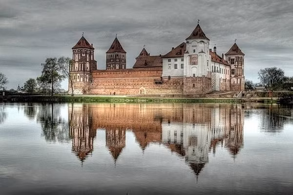 Sự pha trộn thành công các phong cách kiến trúc Gothic, Phục hưng và Baroque đã làm cho quần thể lâu Mir trở thành một trong những lâu đài ấn tượng nhất của Châu Âu. Đây cũng chính là địa điểm thu hút một lượng du khách khổng lồ của Belarus.