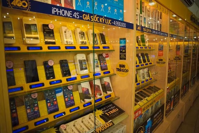 Tờ báo công nghệ nổi tiếng nước Mỹ tỏ ra ngạc nhiên khi những sản phẩm như iPhone 4 hay 4S vẫn thịnh hành tại Việt Nam: "Sản phẩm ra mắt từ năm 2010 như iPhone 4 hay iPhone 4S vẫn rất phổ biến tại Việt Nam - nơi nhiều người có thu nhập chưa đến 150 USD/tháng. Tại một chuỗi bán lẻ lớn nhất Việt Nam, iPhone 4S bản 8 GB có giá 4,99 triệu đồng - tương đương 229 USD".