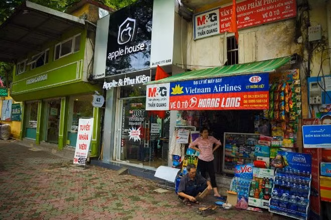 Gần như mọi ngóc ngách tại Việt Nam đều có cửa hàng bán sản phẩm Apple hoặc ít nhất sử dụng logo "táo khuyết" tại cửa hàng của họ. Người dân Việt Nam sử dụng đồ có logo Apple khắp mọi nơi, từ mũ bảo hiểm đến quần áo, cặp sách.