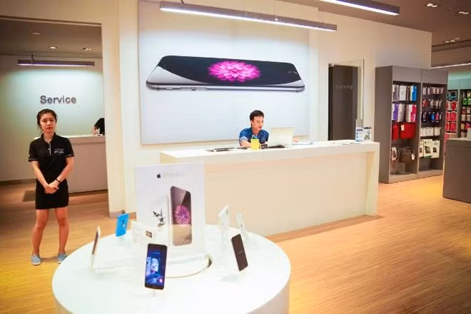 Những cửa hàng như thế này bày bán mọi sản phẩm Apple, từ iPhone, iPad, MacBook cho đến các loại phụ kiện.