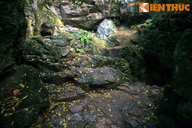 Theo các tài liệu lịch sử, sau nhiều năm bôn ba tại nhiều quốc gia trên thế giới, vào ngày 28/1/1941 lãnh tụ Nguyễn Ái Quốc đã vượt qua biên giới Việt - Trung để trở về căn cứ Pắc Bó trực tiếp lãnh đạo cuộc cách mạng trong nước. Ảnh: Khu vực cửa hang Cốc Bó, nơi ở và làm việc của Bác Hồ tại chiến khu Pác Bó từ ngày 8/2/1941.