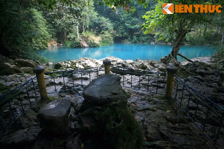 Cũng tại căn cứ cách mạng Pắc Bó, Bác đã sáng lập ra tờ báo “Việt Nam độc lập” là cơ quan tuyên truyền của tổ chức Việt Minh. Ảnh: Bàn đá bên suối Lê Nin, nơi Bác Hồ ngồi làm việc vào ban ngày.