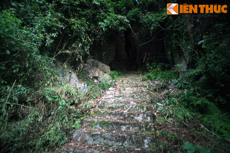 Từ căn cứ Pắc Bó, Bác Hồ đã tới hoạt động nhiều nơi trên đất Cao Bằng. Tháng 12/1944, tại địa điểm Nà Sác, Người đã ra chỉ thị thành lập Đội Việt Nam tuyên truyền giải phóng quân, tiền thân của Quân đội nhân dân Việt Nam anh hùng ngày nay. Ảnh: Hang Diêm Tiêu, nơi cất giáu tài liệu bí mật của Bác Hồ tại Pác Bó.