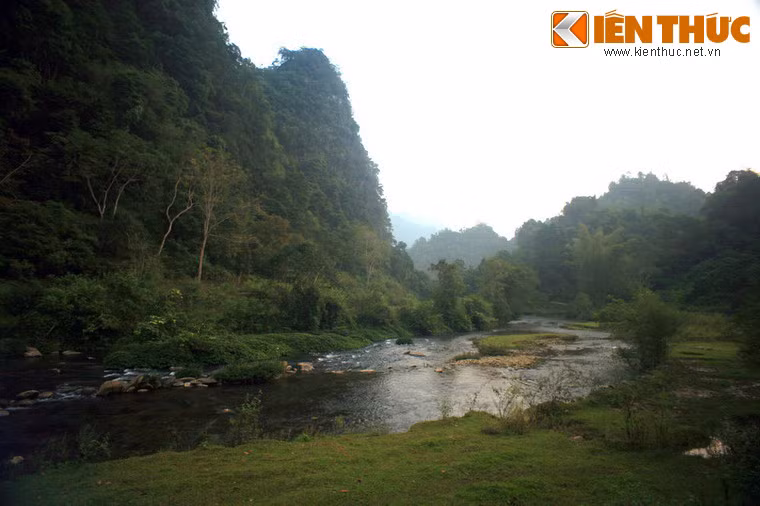 Trên mặt trận vũ trang, đội du kích Pắc Bó đã được thành lập. Đây là lực lượng vũ trang cách mạng đầu tiên của tỉnh Cao Bằng. Cùng với sự kiện này, nhiều lớp huấn luyện chính trị, quân sự... đã được tổ chức. Ảnh: Khung cảnh hùng vĩ nơi một khúc của suối Lê Nin chảy qua.