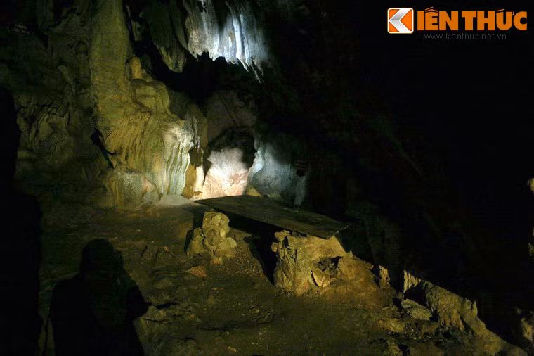 Tại căn cứ này, nhiều sự kiện lịch sử trọng đại của cuộc cách mạng đã diễn ra dưới sự điều hành của Người và các đồng chí. Ảnh: Không gian bên trong hang Cốc Bó với chiếc bàn làm việc đơn sơ của Bác Hồ.