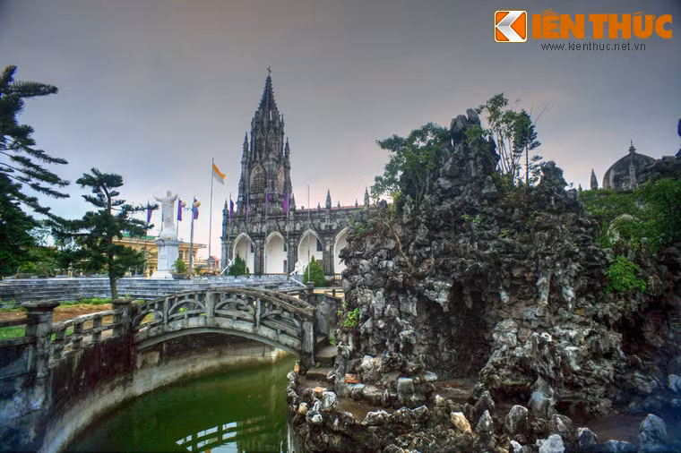 Năm 1930, nhà thờ bắt đầu xuống cấp. Cha xứ cho trùng tu khu thánh đường, tô lại vôi áo hai bên hiên nhà thờ, lát lại gạch bông toàn bộ nền, mở rộng thêm cung Thánh, sửa lại bàn thờ, lát đá đường đi, rải sỏi trắng lên sân cát…