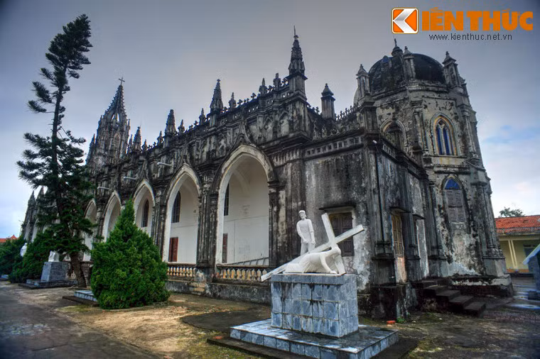 Năm 1880, nhà thờ bị hư hại, dột nát nhiều chỗ nên được xây cất mới bằng gạch đất, cột bằng gỗ, chạm trổ hoa lá để tạo sự trang nghiêm tôn kính.