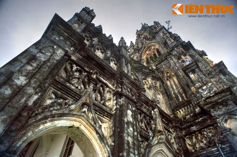 Trên các bức tường của nhà thờ được bài trí hàng trăm bức phù điêu chạm khắc tinh xảo, mang lại vẻ đẹp cổ kính, nguy nga.
