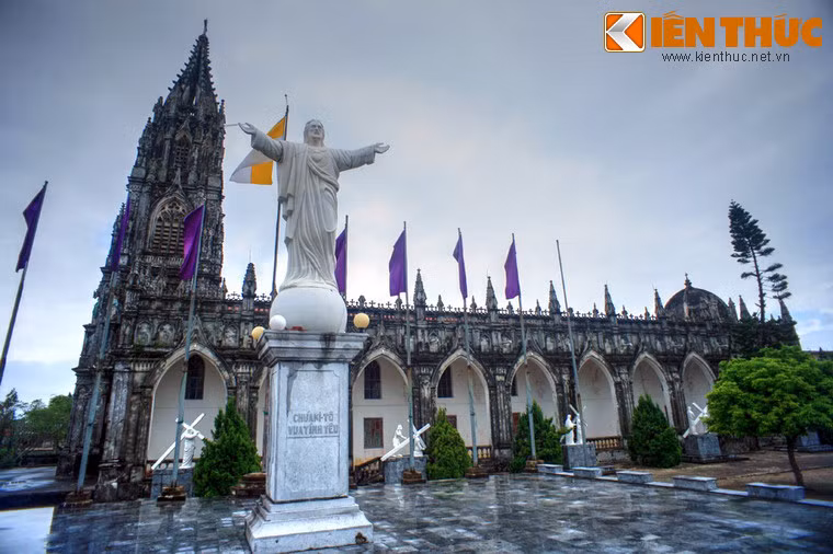 Lịch sử nhà thờ bắt đầu khoảng năm 1857, nhiều gia đình tín hữu công giáo vì muốn lánh nạn binh đao khói lửa nên tìm đường ra bán đảo Trà Cổ, vì vậy số lượng giáo dân tại đây tăng lên đáng kể, và nhà thờ được xây để các con chiên có nơi tụ họp. Ban đầu nhà thờ làm bằng gỗ gồm 7 gian.