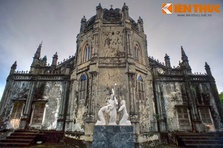 Năm 1913, nhà thờ được xây mới lần nữa theo lối kiến trúc Gothic phương Tây.