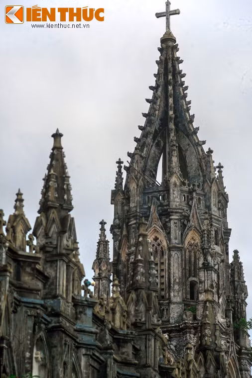 Điểm nhấn của nhà thờ là một tháp chuông cao 30m, mất 2 năm để xây dựng. Trên tháp chuông có quả chuông được đúc khoảng năm 1927.