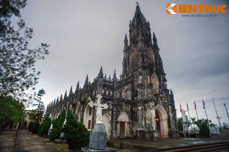 Về tổng thể, nhà thờ Trà Cổ dài 130m, rộng 30m, gồm 10 gian, có mái lợp bằng ngói Tàu, tường đắp bằng đá vôi trộn với vỏ sò, hến đập nhuyễn, nằm trong một khuôn viên rộng lớn.