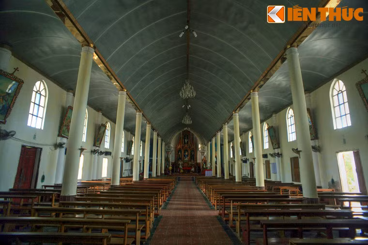 Thánh đường được chống đỡ bằng những hàng cột gỗ lim. Bàn thờ chính sơn son thếp vàng, chạm trổ hoa văn tinh xảo.