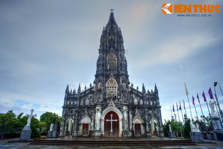 Nằm ở phường Trà Cổ, TP Móng Cái, tỉnh Quảng Ninh, nhà thờ Trà Cổ được mệnh danh là nhà thờ lớn và đẹp nhất vùng Đông Bắc nước ta.