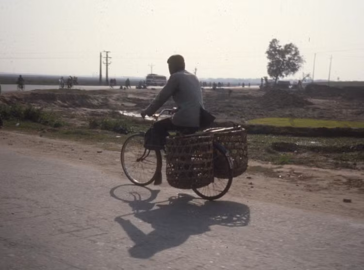 Xe đạp là phương tiện giao thông cá nhân phổ biến nhất của giao thông Việt Nam thập niên 1980. Ở các vùng nông thôn, chúng thường được "cải tiến" để nâng khả năng vận tải, ví dụ như lắp thêm sọt tre hai bên như trong ảnh.