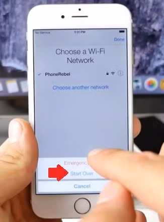 Bước 2: Để cẩn thận, hãy Forget hết các mạng Wi-Fi, sau đó lại bấm phím Home và chọn Start Over.