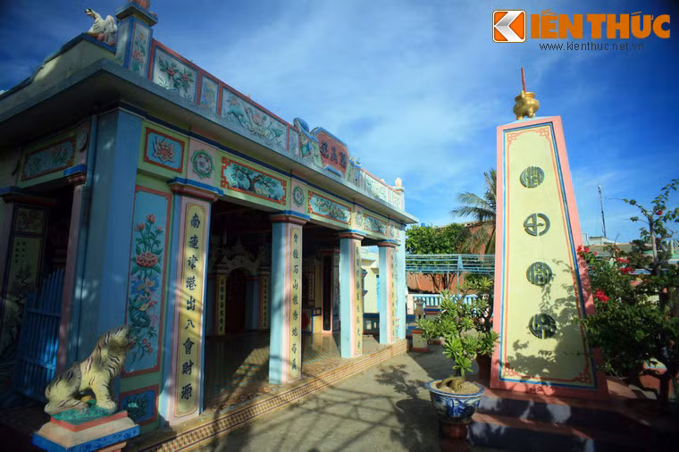 Khu vực sân, sau trước của Âm linh tự có tháp thờ lính Hoàng Sa. Tháp có 4 mặt, giữa có 4 chữ Hán: Chiến sỹ trận vong. Đây là tháp thờ để tưởng nhớ những người lính của hải đội Hoàng Sa hy sinh trên biển.