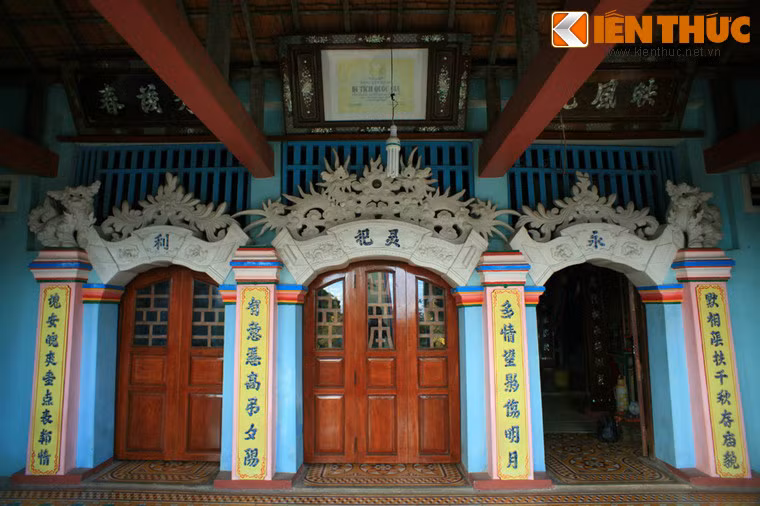 Theo các thư tịch còn lưu lại, Âm linh tự ở xã An Vĩnh thuộc huyện đảo Lý Sơn được xây dựng vào giữa thế kỷ 17. Công trình được xây dựng bằng đá san hô, vữa hồ là vôi trộn mật lẫn nước lá cây để tăng độ kết dính. Không gian thờ phụng bên trong di tích Âm Linh tự được bố cục thành 3 gian: gian giữa thờ thần, gian hai bên thờ tả ban và hữu ban.