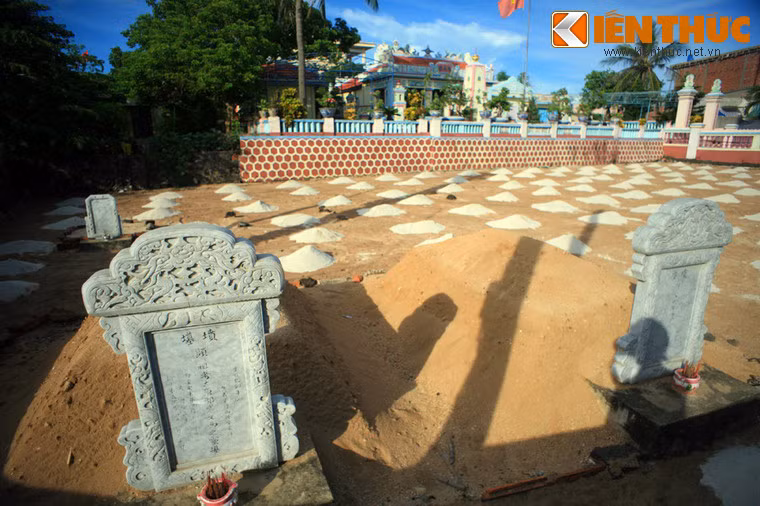 Gắn liền với Âm linh tự là các khu mộ gió của lính Hoàng Sa. Theo phong tục từ lâu đời, dân làng đã nặn các hình nhân đất sét tương ứng với số lượng binh lính chết trên biển, sau đó lập đàn tế để “chiêu hồn nhập cốt” vào hình nhân rồi an táng thành ngôi mộ chung gọi là mả liếp hay mả gió/mộ gió.