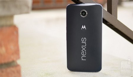  3. Google Nexus 6. Nexus 6 được trang bị pin khá khủng - 3220 mAh, nhưng các bài test của PhoneArena cho thấy, do kích cỡ màn hình 6-inch và mức độ ngốn pin của các linh kiện bên trong, con dế này chỉ có thời lượng pin thuộc diện trung bình so với chuẩn năm 2015. Rất may là Nexus 6 cũng trang bị tính năng sạc nhanh, cho phép sạc đầy pin trong vòng 98 phút. Trong số các thiết bị Nexus từ trước tới nay thì Nexus 6 chính là smartphone sạc siêu tốc nhất.