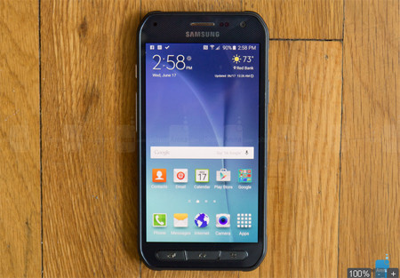  4. Samsung Galaxy S6 Active. Mặc dù S6 và S6 Edge dẫn đầu nhóm smartphone đầu bảng về khả năng sạc nhanh, nhưng thời lượng pin của bộ đôi này vẫn là một điểm hạn chế. Với S6 Active, Samsung đã khắc phục được vấn đề này: Các bài sát hạch của trang công nghệ đều cho thấy S6 Active sở hữu thời lượng pin đáng kinh ngạc, vượt trên mọi smartphone cao cấp khác. Do đó, sạc nhanh là một tính năng bổ trợ rất đáng khen ngợi: PhoneArena cho biết S6 Active có thể sạc đầy trong 103 phút, nhanh hơn rất nhiều so với các đối thủ có dung lượng pin nhỏ hơn khác.