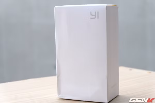 Đóng hộp đơn giản đã trở thành một truyền thống của Xiaomi và chiếc camera theo dõi này cũng không phải là ngoại lệ