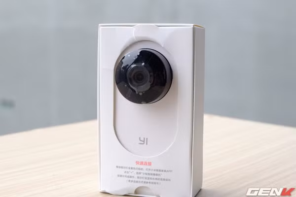 Mở hộp, thứ đầu tiên chúng ta nhìn thấy phần ống kính màu đen của chiếc camera này.