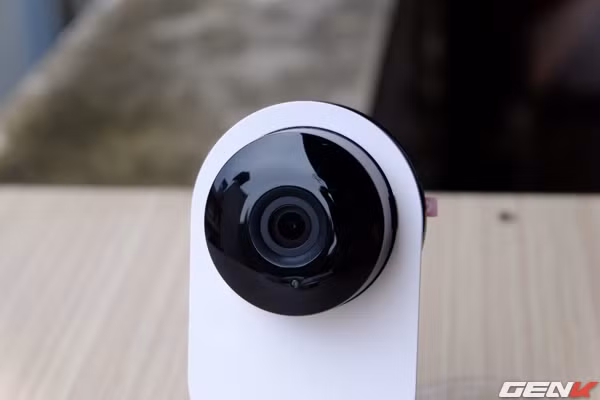 Ống kính của Xiaomi Yi IP có góc rộng 111 độ nên bao quát được hình ảnh rất tốt. Chiếc camera này cũng hỗ trợ quay video HD 720p và zoom 4x trực tiếp.