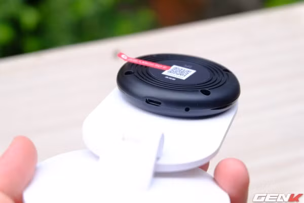 Cổng cắm nguồn ở đáy camera.