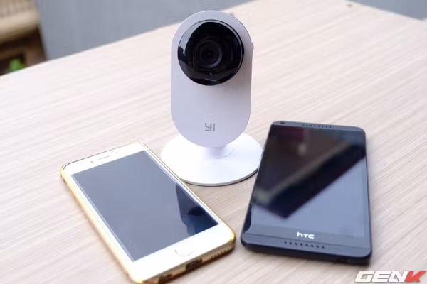 Chiếc camera này tương thích với cả smartphone Android (từ Android 4.3 trở lên) và iOS (từ iOS 6).