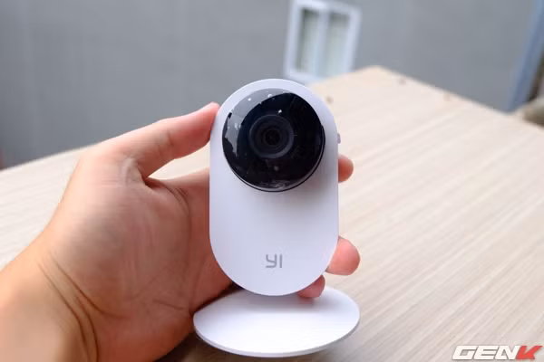 Trên tay camera theo dõi Xiaomi Yi IP, ấn tượng đầu tiên là thiết kế của chiếc camera này rất đẹp với các đường cong tròn. Chất lượng gia công tốt, không có chi tiết thừa và có thể cầm gọn trên tay.