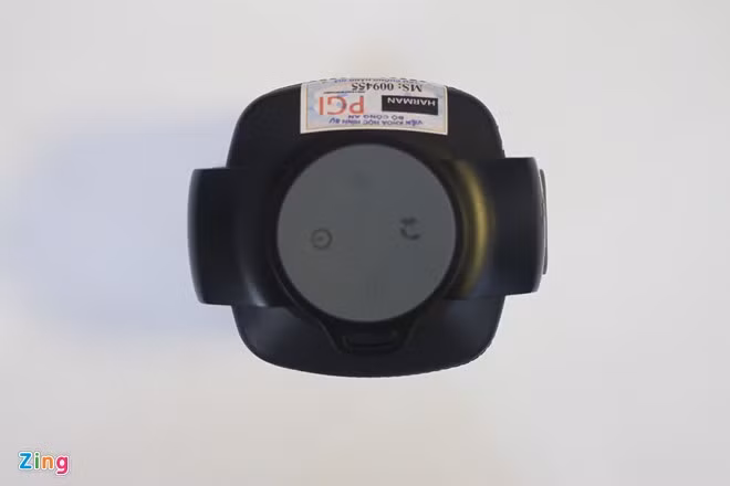 Đầu còn lại là phím nguồn, nút tăng giảm âm lượng. Philips Shoqbox Mini cũng cho phép nhận cuộc gọi thông qua kết nối Bluetooth.