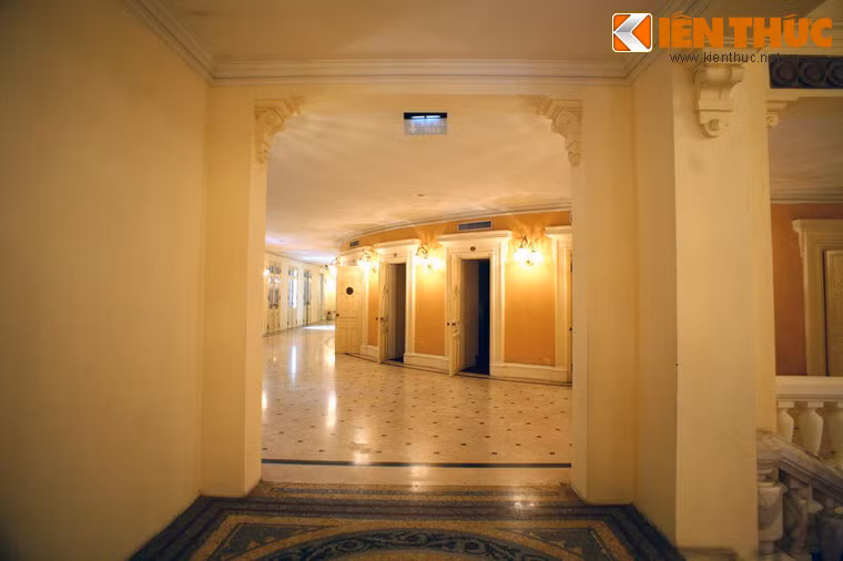 Hành lang bên ngoài khán phòng nhà hát.