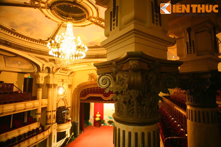 Ngược dòng lịch sử, Nhà hát Lớn Hà Nội được người Pháp khởi công xây dựng từ năm 1901 - 1911 theo mẫu Nhà hát Opéra Garnier ở Paris nhưng mang tầm vóc nhỏ hơn và sử dụng các vật liệu phù hợp với điều kiện khí hậu địa phương.