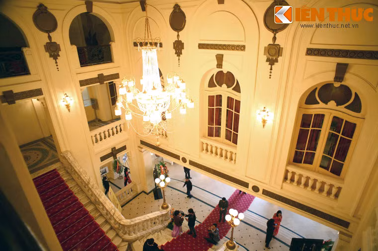 Được thiết kế bởi hai kiến trúc sư Harlay và Broyer, công trình mang nhiều màu sắc, đường nét kiến trúc của các nhà hát ở miền Nam nước Pháp kết hợp với cách tổ chức mặt bằng, không gian biểu diễn, cầu thang, lối vào sảnh... của các nhà hát ở châu Âu đầu thế kỷ 20. Ảnh: Một góc sảnh chính.