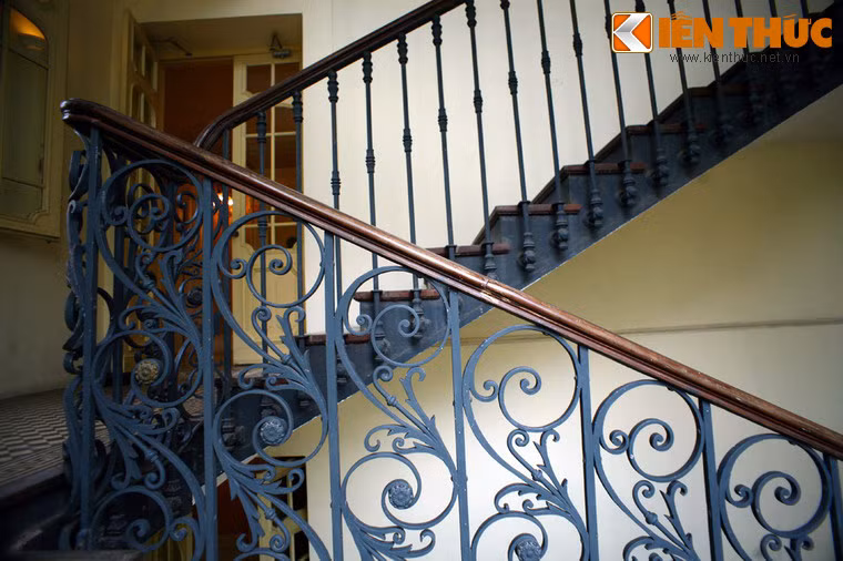 Cận cảnh lan can cầu thang.