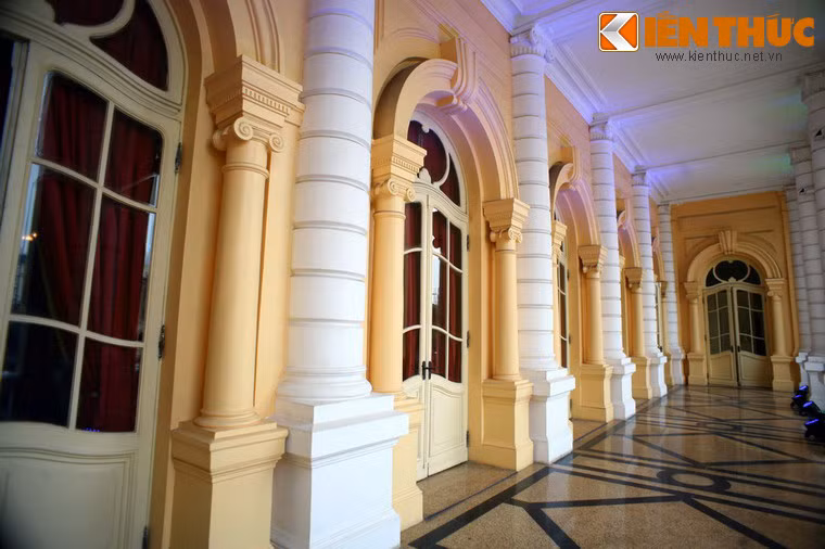 Ban công phía trước nhà hát.