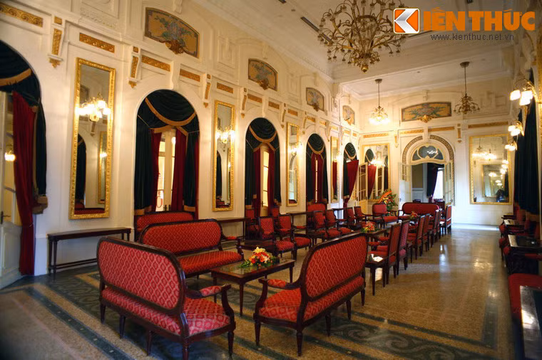 Một phòng khách sang trọng của nhà hát.