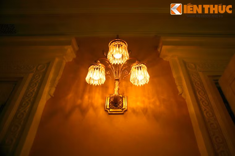 Đèn tường kiểu cách làm bằng đồng và pha lê.