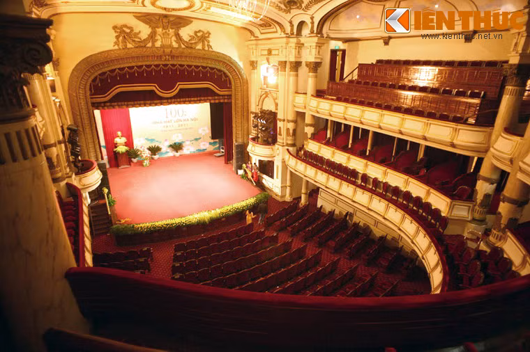 Sự kiện lịch sử quan trọng nhất từng diễn ra trong nhà hát này là việc Quốc hội đầu tiên của nước Việt Nam Dân chủ Cộng hòa nhóm họp và thông qua Hiến pháp năm 1946 - bản Hiến pháp đầu tiên của một nước Việt Nam độc lập. Ảnh: Khán phòng của Nhà hát lớn.