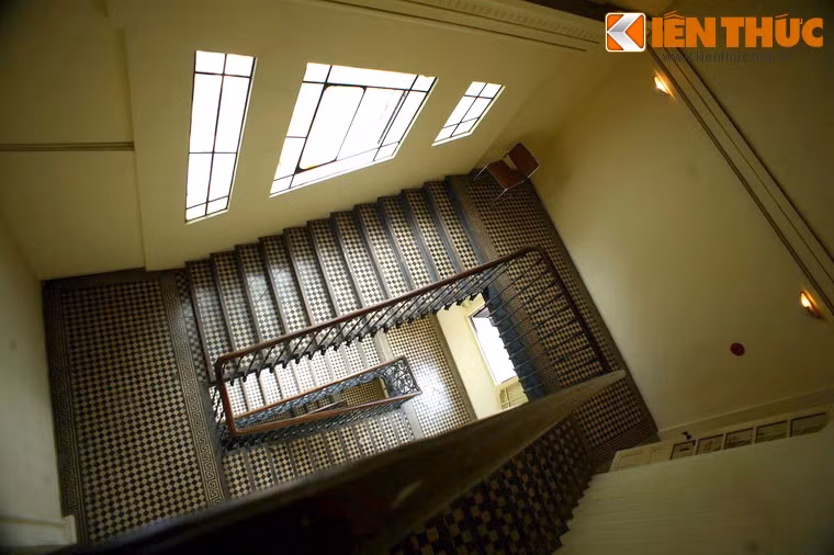 Cầu thang phụ ở hai bên nhà hát.