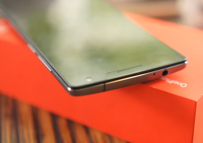 OnePlus 2 sở hữu phần viền kim loại dày, tạo cảm giác nặng và chắc. Phần viền này vát chưa thực sự tinh tế.