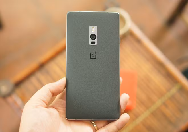 Theo công bố, OnePlus 2 dùng chip Snapdragon 810 phiên bản mới, tức là hạn chế hiện tượng nóng máy. Tuy nhiên, thực tế sử dụng cho thấy máy vẫn nóng khá nhanh, nhất là khi chụp hình. Phần nóng nhất nằm ở khoảng 1/4 phía trên màn hình và viền máy.