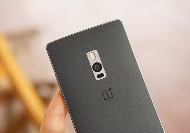 Thiết bị này dùng camera sau 13 megapixel, có chống rung quang học, đèn flash kép. Qua thử nghiệm, camera của máy cho tốc độ chụp hình nhanh. Tuy nhiên, màu sắc ảnh không được tươi, độ chi tiết không cao.