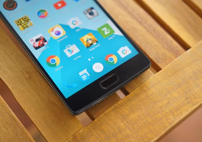 Máy dùng nút Home và 2 phím điều hướng ảo đặt ngoài màn hình. Nút Home này được làm hơi lõm, nhưng vẫn là phím cảm ứng chứ không phải phím cứng. Thiết kế này hơi giống với chiếc HTC One M9 Plus. Đây cũng là nơi đặt cảm biến vân tay. Phía trên là màn hình 5,5 inch Full HD.