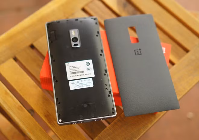 Vỏ sau của máy được làm khá mỏng, có thể tháo rời để thay thế.