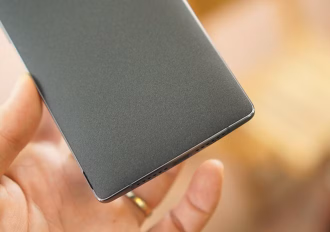 Những chiếc OnePlus 2 đầu tiên về nước dùng vỏ nhựa nhám. Khá đáng tiếc khi các cửa hàng không nhập được bản vỏ tre hoặc gỗ.