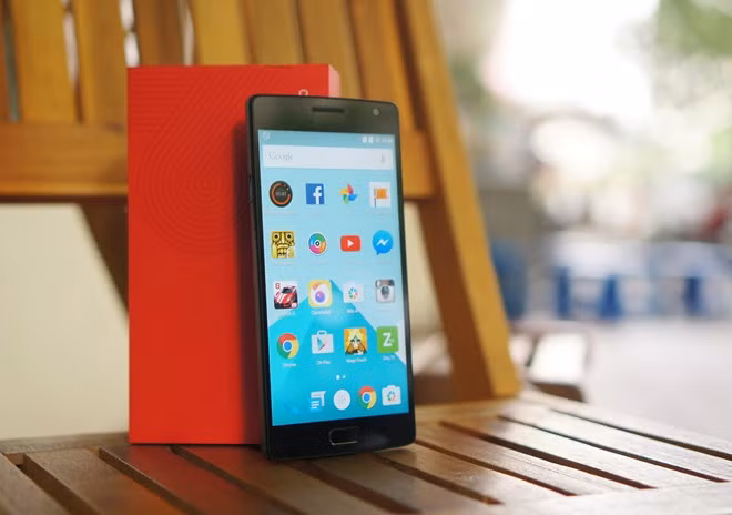 Giá tham khảo của thiết bị này là 9,99 triệu đồng. Theo đại diện cửa hàng ClickBuy (Hà Nội), nguồn cung OnePlus 2 khá sẵn, lượng khách hỏi thăm nhiều. Tuy nhiên, đơn vị này thừa nhận, máy sẽ hấp dẫn người dùng hơn nếu giá giảm đi đôi chút.