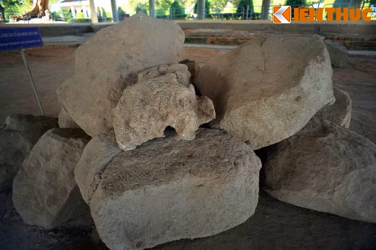 Di tích đã được khai quật nhiều lần, phát hiện nhiều dấu tích kiến trúc và hiện vật bằng vàng, đồng, đá, đất nung. Ảnh: Đá hộc dùng để gia cố nền móng kiến trúc.