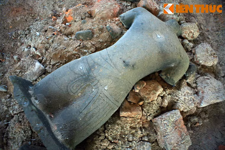 Tượng nam thần.